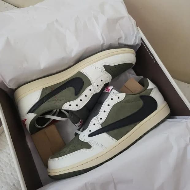 나이키 x 트래비스 스캇 레트로 로우 OG SP 리버스 올리브 285