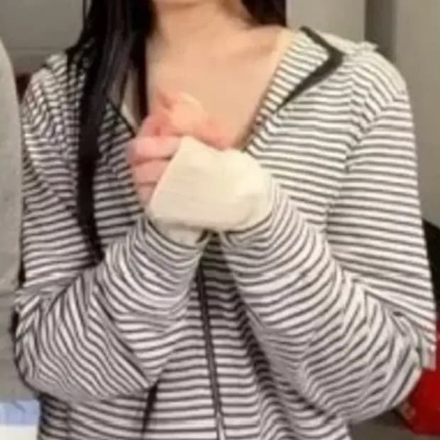 노컨텐츠 프릴 후드집업