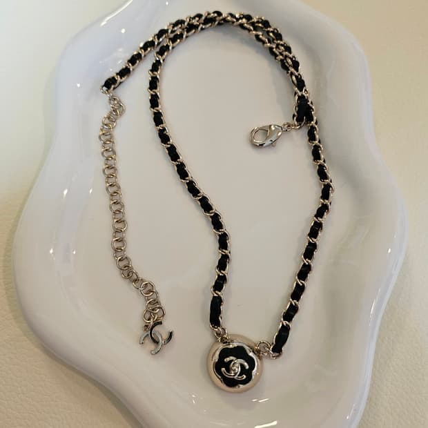 샤넬 블랙 투톤 까멜리아 턴락 가죽체인 목걸이 업사이클링 