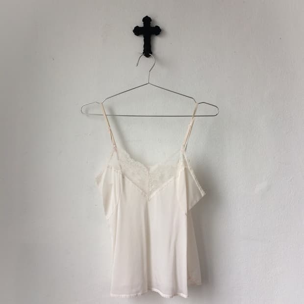 Lace point slip sleeveless