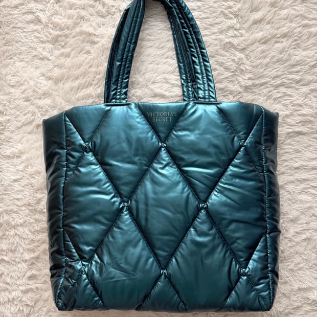 빅토리아 시크릿 퀼팅 패딩 토트백 에메랄드