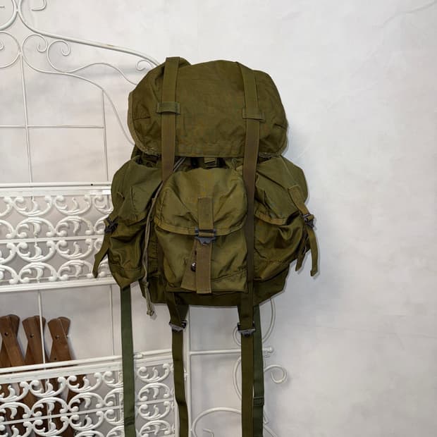 Khaki grunge military multi pocket 백팩