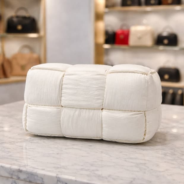 [A급] 보테가 베네타 패딩 미니 카세트 크로스백 판매합니다!!!