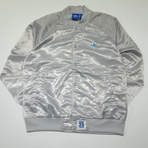CK129 M 아디다스 니고 25 협업 실버 새틴 빅로고 봄버 자켓