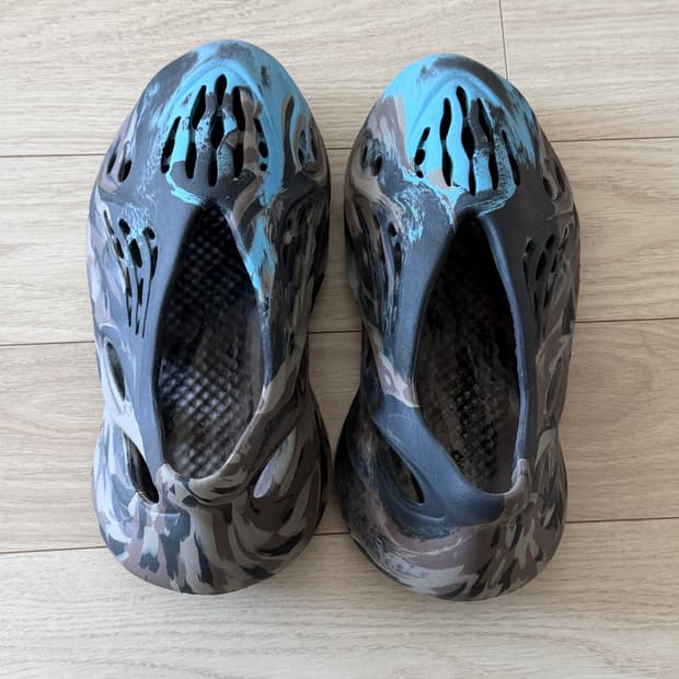 아디다스 이지폼러너 225