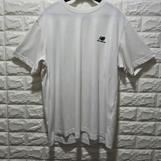뉴발란스 에센셜 스몰 자수로고 반팔티 100