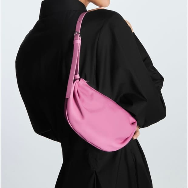 코스 개더드 레더 숄더백 핑크 