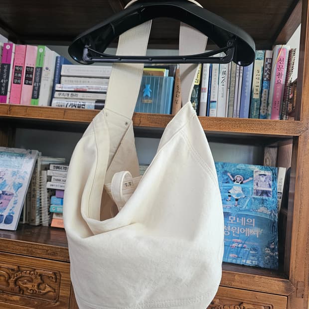 ..타이가 타카하시 아이보리 캔버스 숄더백 팔아요 가방 뉴스보이백