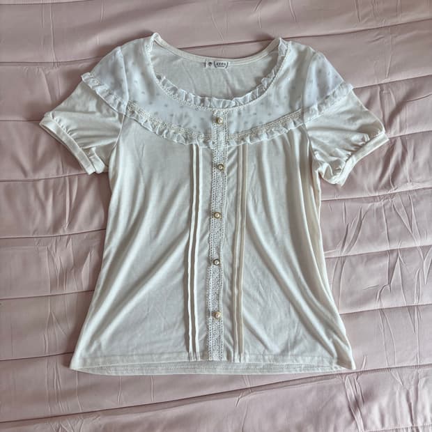 엑시즈팜 아이보리 도트 프릴 블라우스 로걀탑