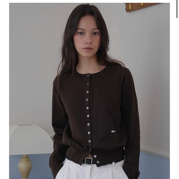 새제품/ 드헤베 시그니처 펄 버튼 가디건 브라운