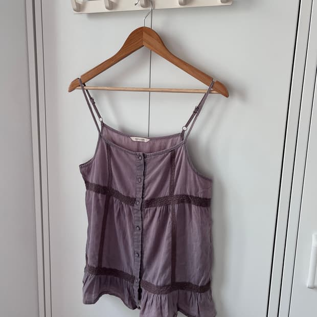 Basic tone clothes 연보라 레이스 단추 슬리브리스