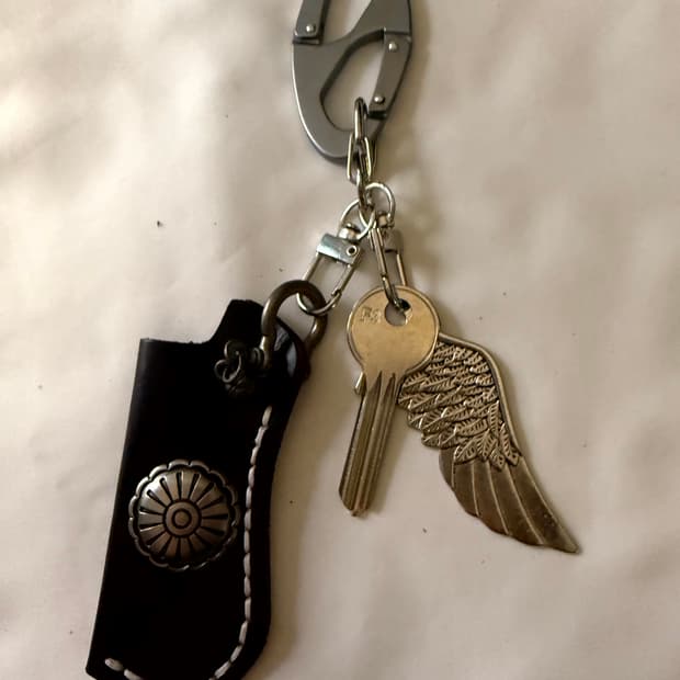 윙 디테일 가죽 립밤 키링 카라비너 스트릿 포인트 새상품