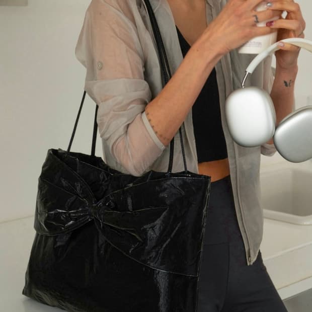 (미사용)콰니(KWANI) 24ss 리본 유광 토트 숄더백