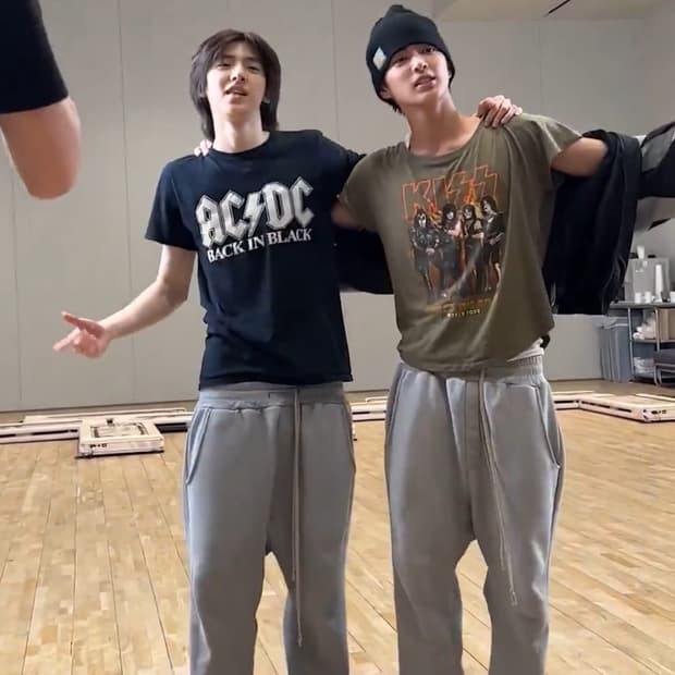 코르티스깔 Unknown kiss print Band Tee