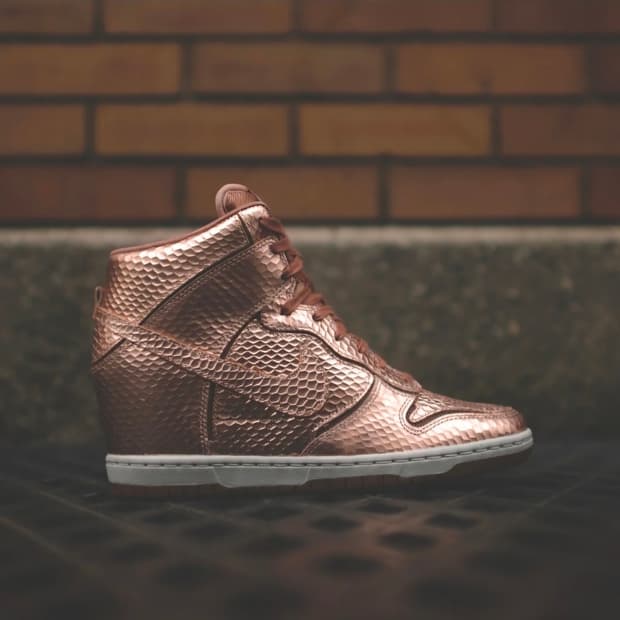 나이키(Nike) 프리미엄 덩크 스카이 하이 골드 웨지 스니커즈