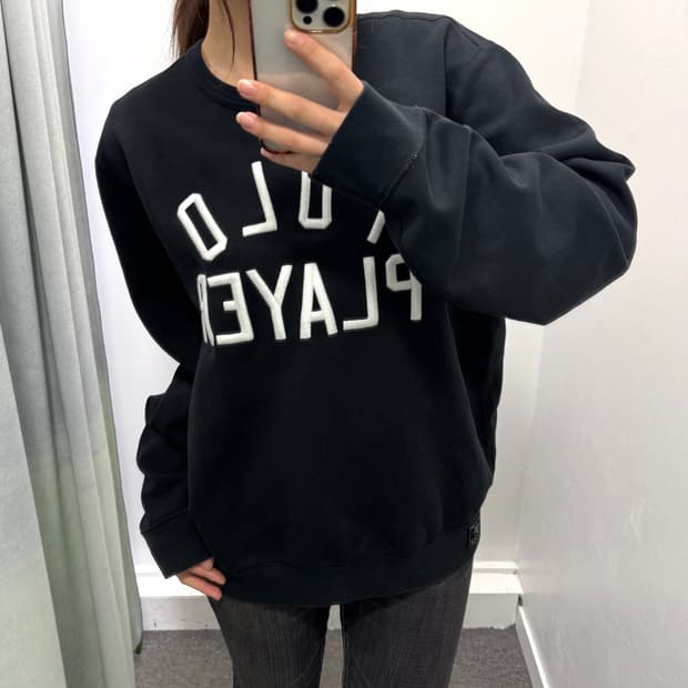 폴로 블랙 레터링 자수 맨투맨