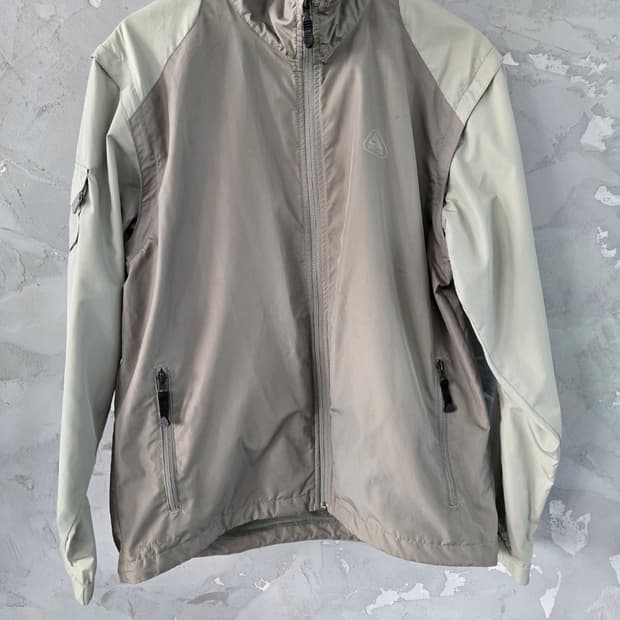 나이키 ACG 바람막이 베이지 색상 100사이즈