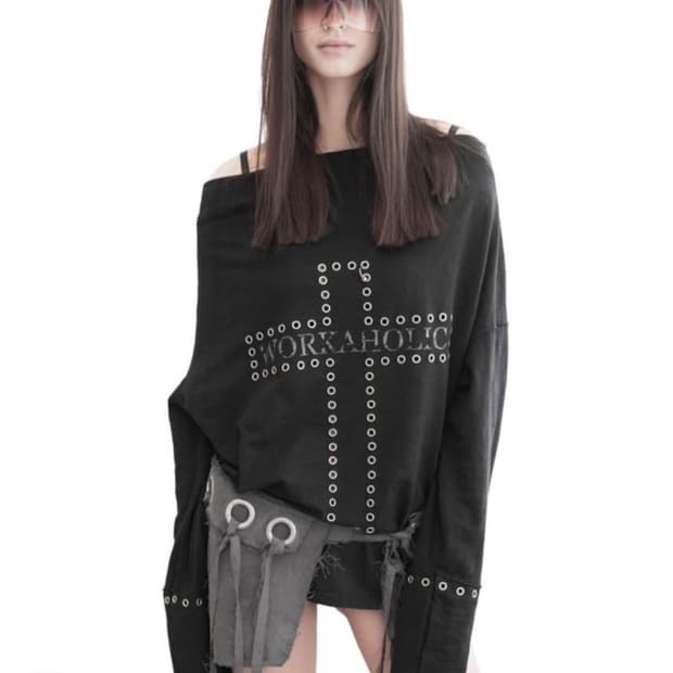 CROSS PIERCING BATWING TEE in dark