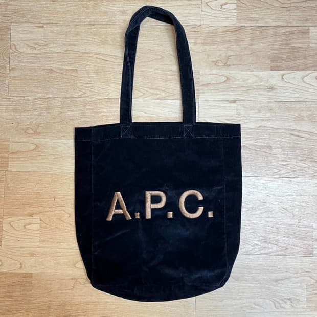A.P.C 네이비 코듀로이 자수 토트백