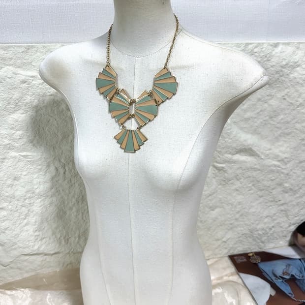 빈티지 중세 에나멜 리본 목걸이