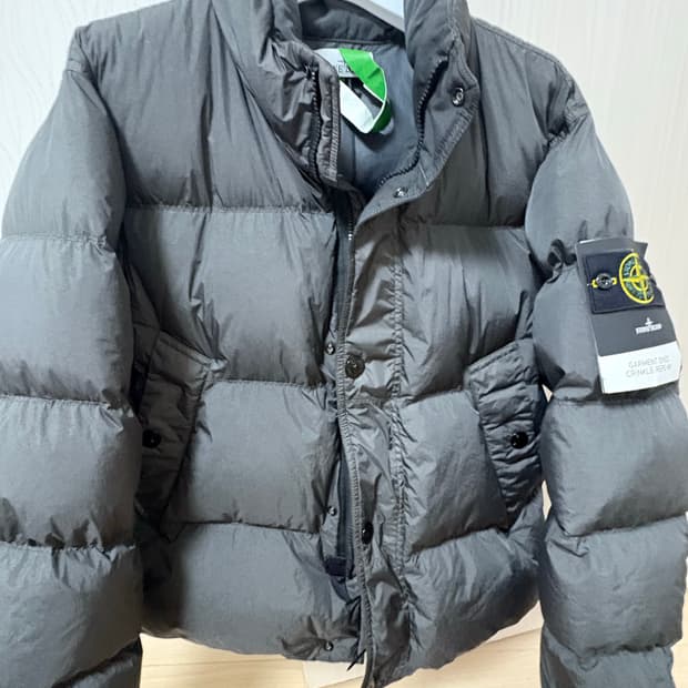 스톤아일랜드 25fw 크링클랩스 패딩 리드그레이 팝니다.