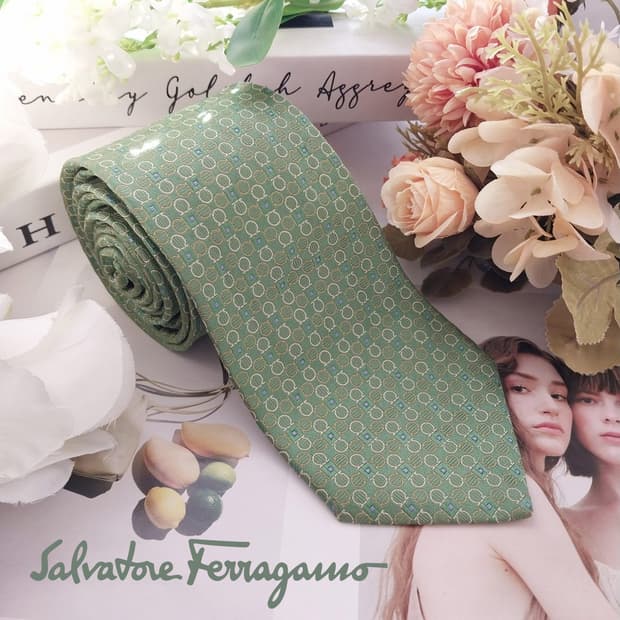 페라가모 실크 그린 간치니 패턴 넥타이 8.7cm A+등급 K1699
