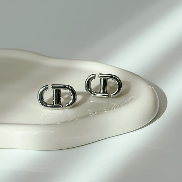 디올 CD 심플 업사이클링 귀걸이