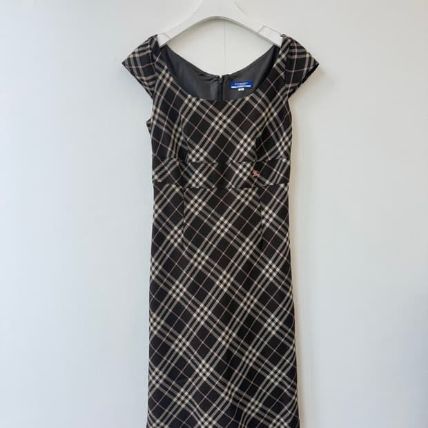 버버리 블루라벨 모카브라운 딸기우유 자수 노바체크 반팔원피스