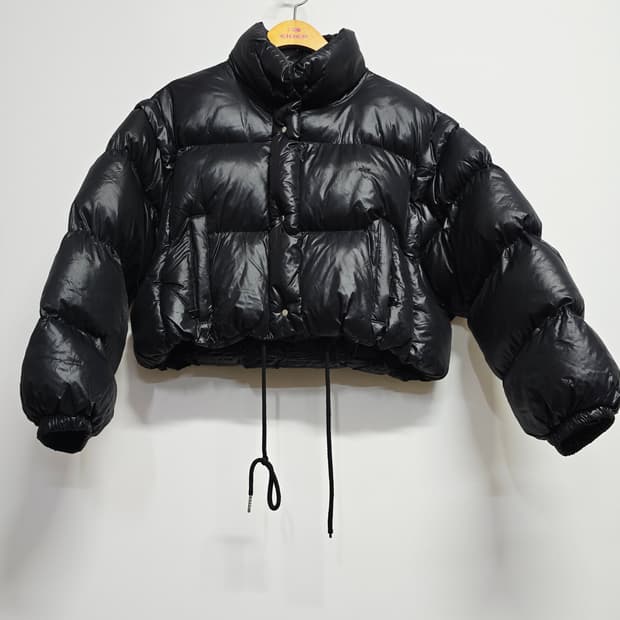 OUR 블랙 크롭 숏패딩