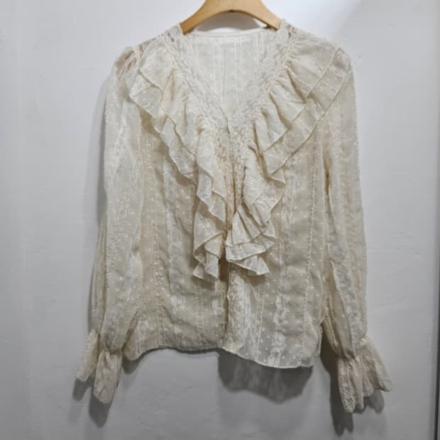 아이보리 프릴 레이스 블라우스