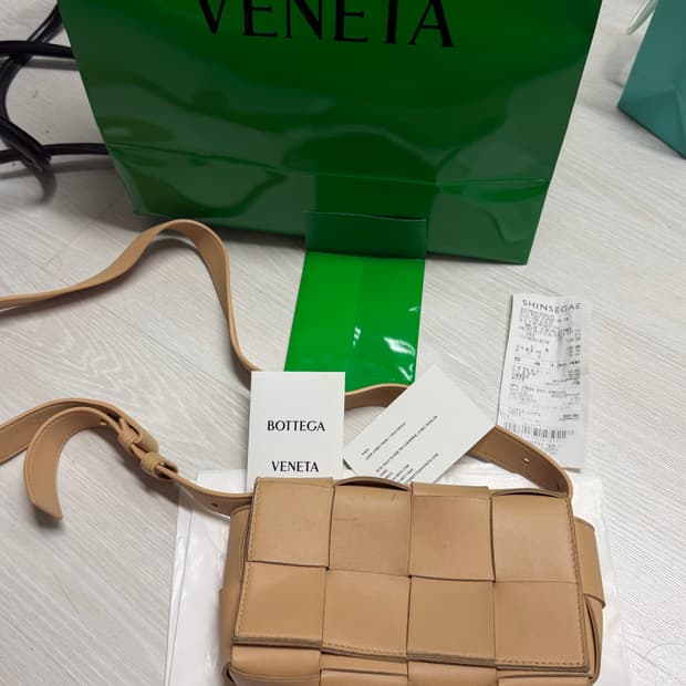 보테가베네타 카세트백 아몬드