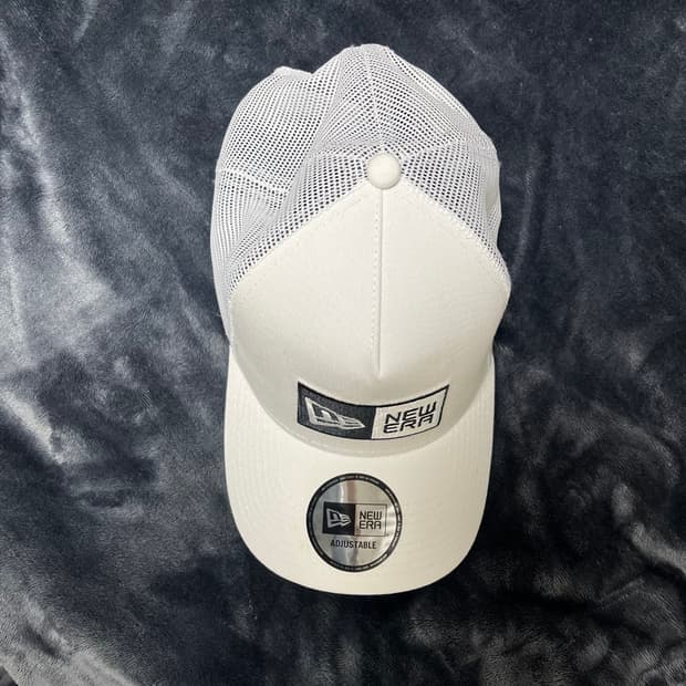 [새상품] 뉴에라 940 9FORTY 로고 메쉬 볼캡 (화이트)
