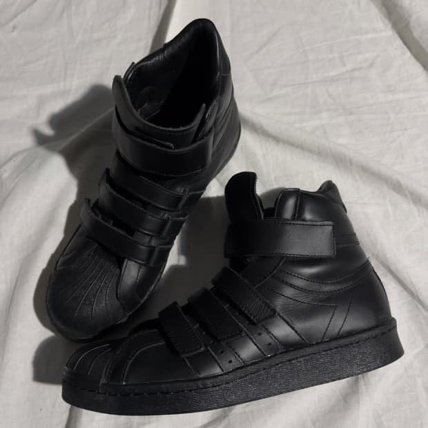 준지 x 아디다스 4스트랩 하이탑 스니커즈