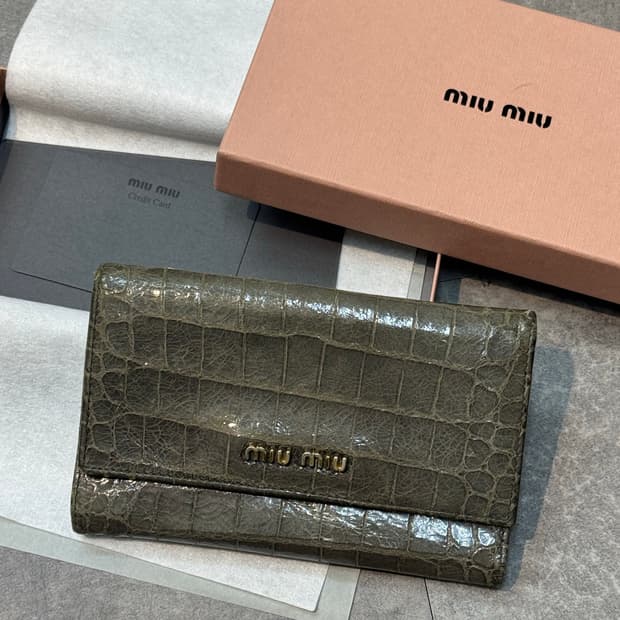 miumiu 악어가죽 지갑