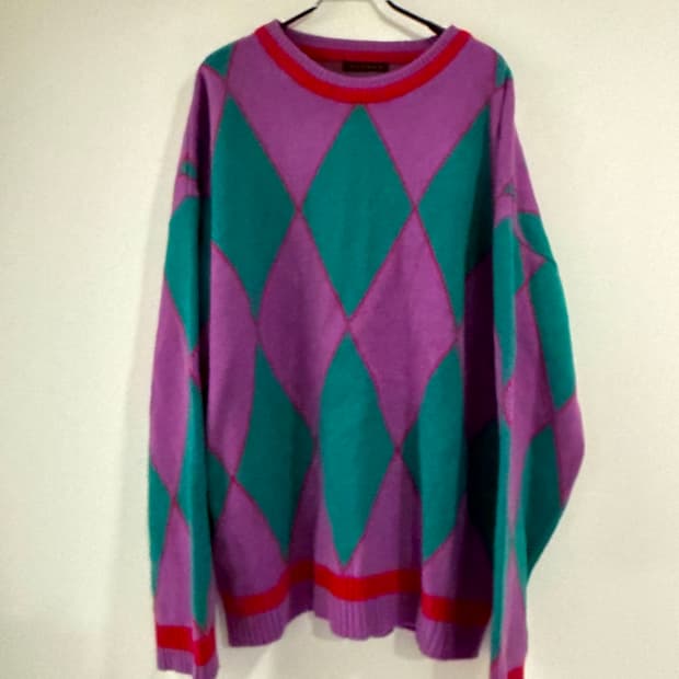 레트로 아가일 패턴의 니트 스웨터