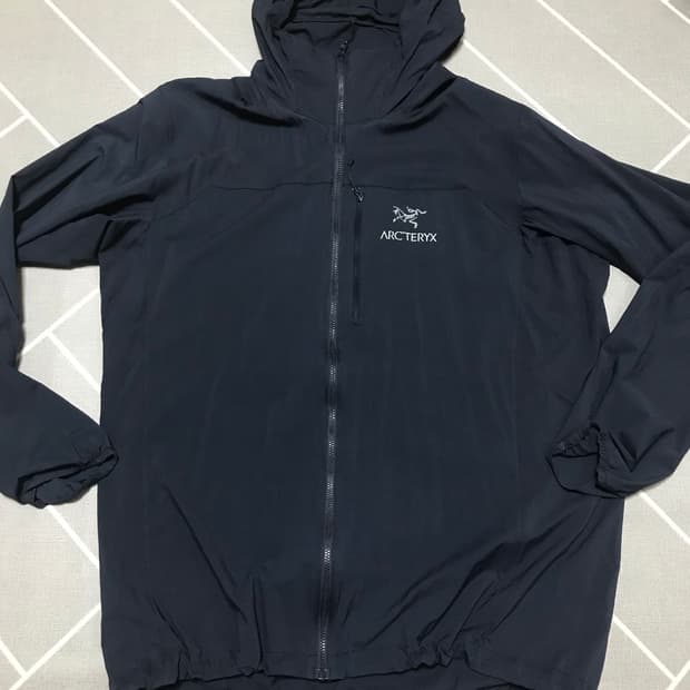 아크테릭스 스쿼미시 바람막이 