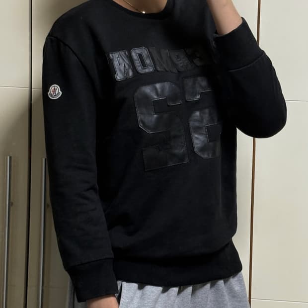 몽클레어 패치 블랙 맨투맨 