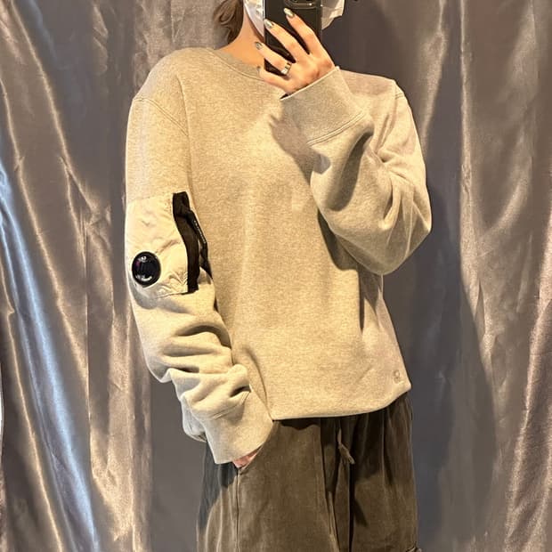 M C.P 컴퍼니 사이드 로고 포인트 맨투맨