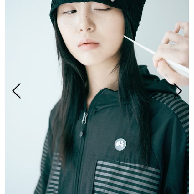 허그유어스킨 stripe wind-breaker