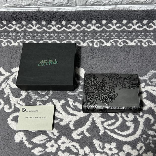 장폴고티에 메탈릭 실버 로즈 지갑