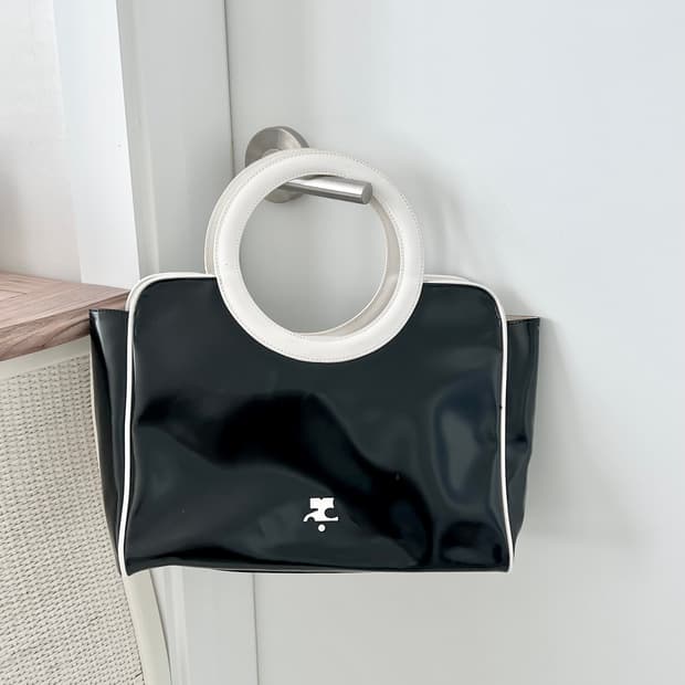 쿠레쥬 블랙 앤 화이트 링 핸들 토트백 꾸레쥬