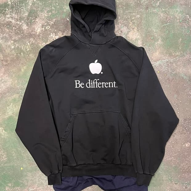 22FW [2] 발렌시아가 애플 후드 런웨이 버전