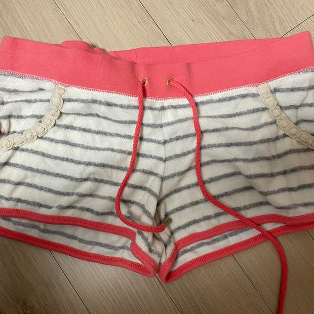 쥬시 꾸뛰르 Juicy Couture 줄무늬 여성 반바지 M