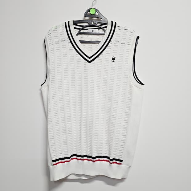 와이드앵글 화이트 브이넥 니트 조끼