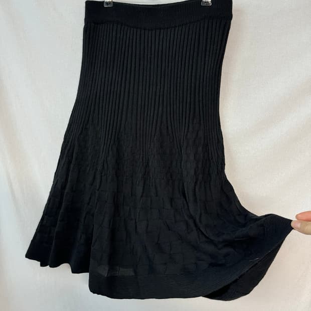 음각 패턴 니트 스커트