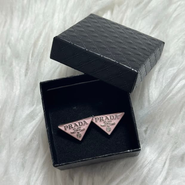 [PRADA] 프라다 삼각 로고 핑크 귀걸이