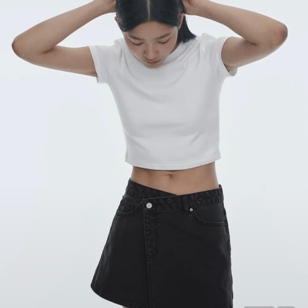 무신사스탠다드 데님 미니 랩 스커트 워시드블랙