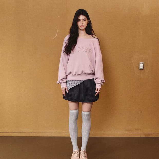 스트라이프마가린 레터링 원숄더 맨투맨 핑크