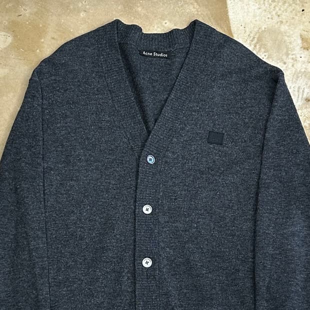 M 아크네 스튜디오 페이스 로고 챠콜 울 가디건