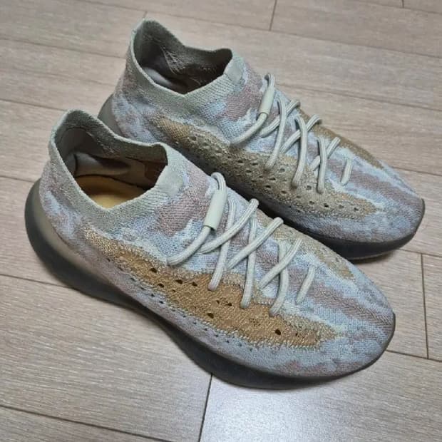 YEEZY 380 260MM 판매합니다.